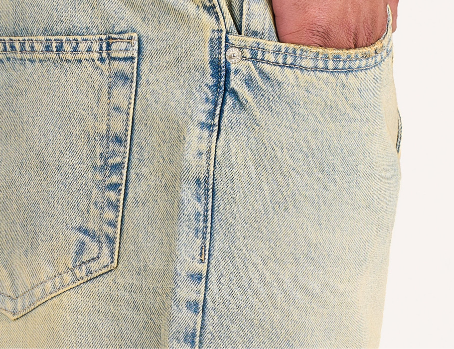 Baggy jeans in light blue with yellow stone wash
