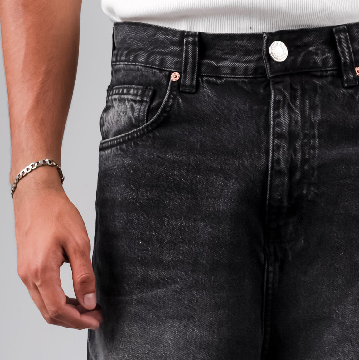 Baggy denim short in black washed