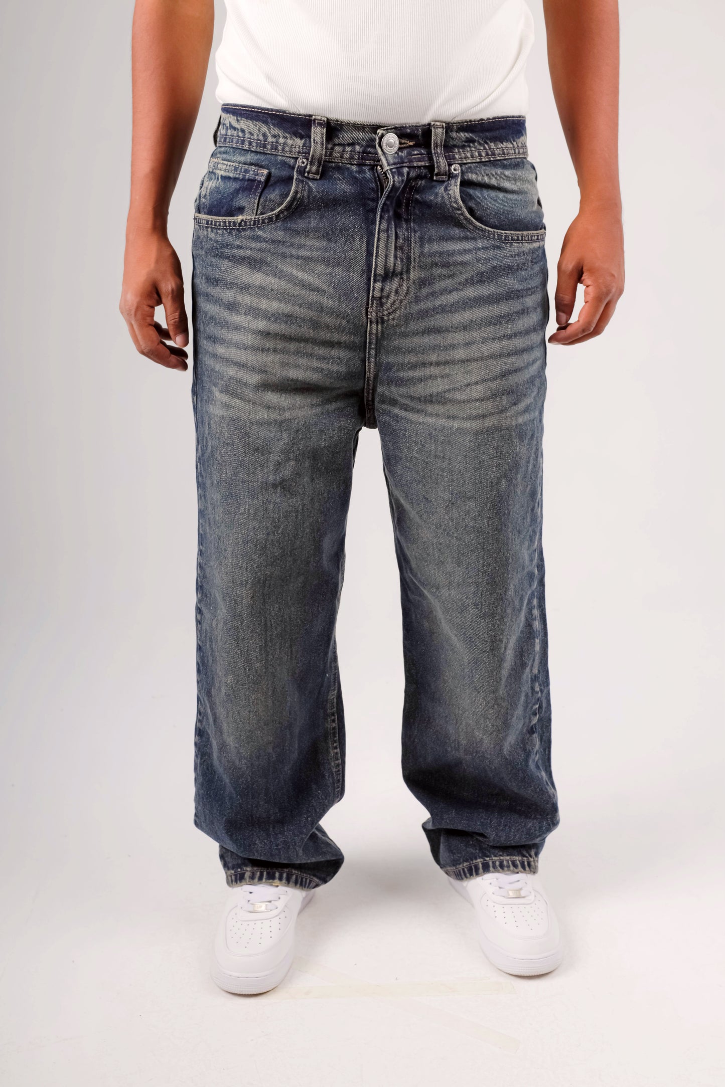 Baggy jeans in dark blue washed with yellow shades