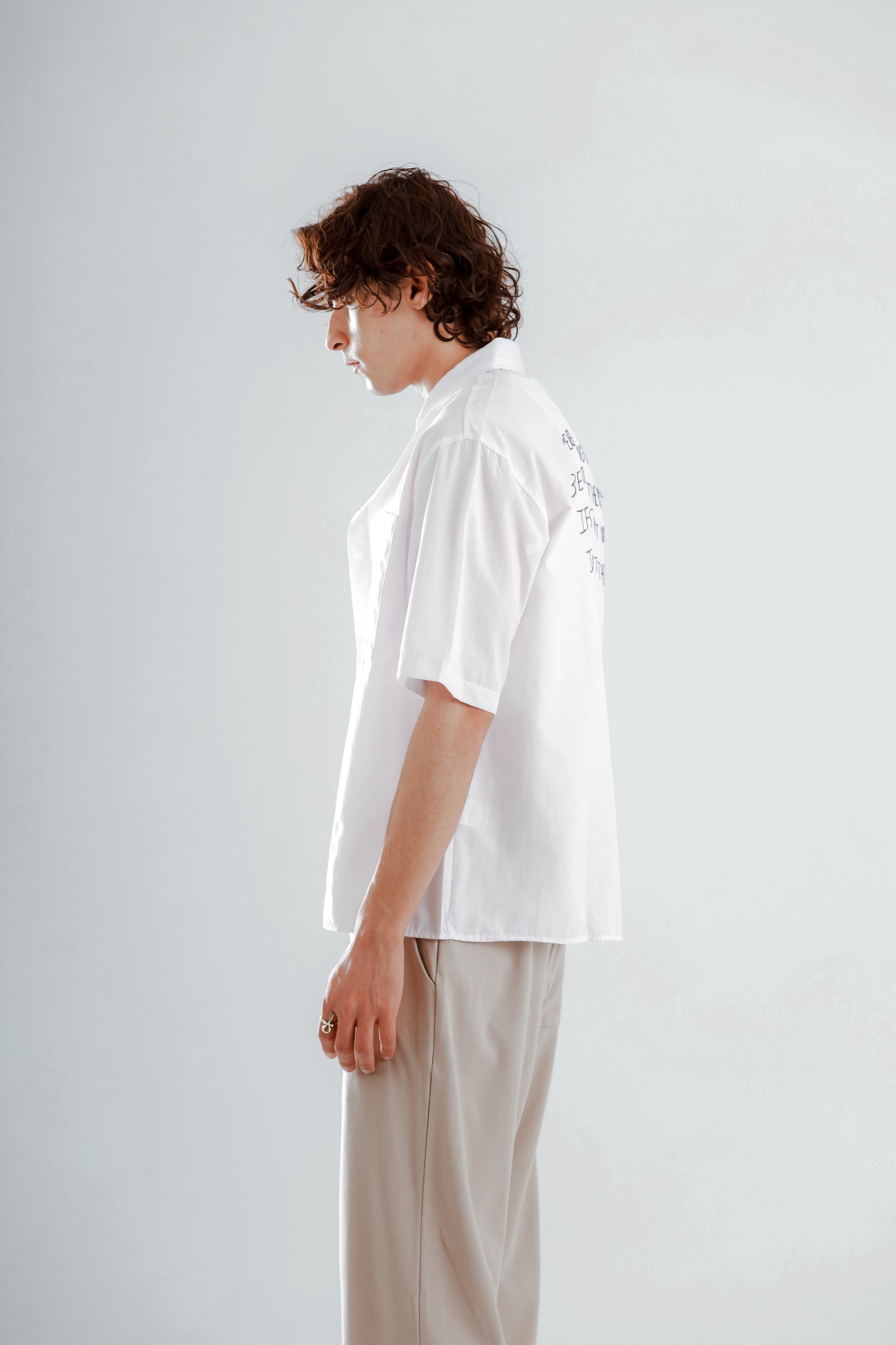 Short sleeve shirt with back stitching