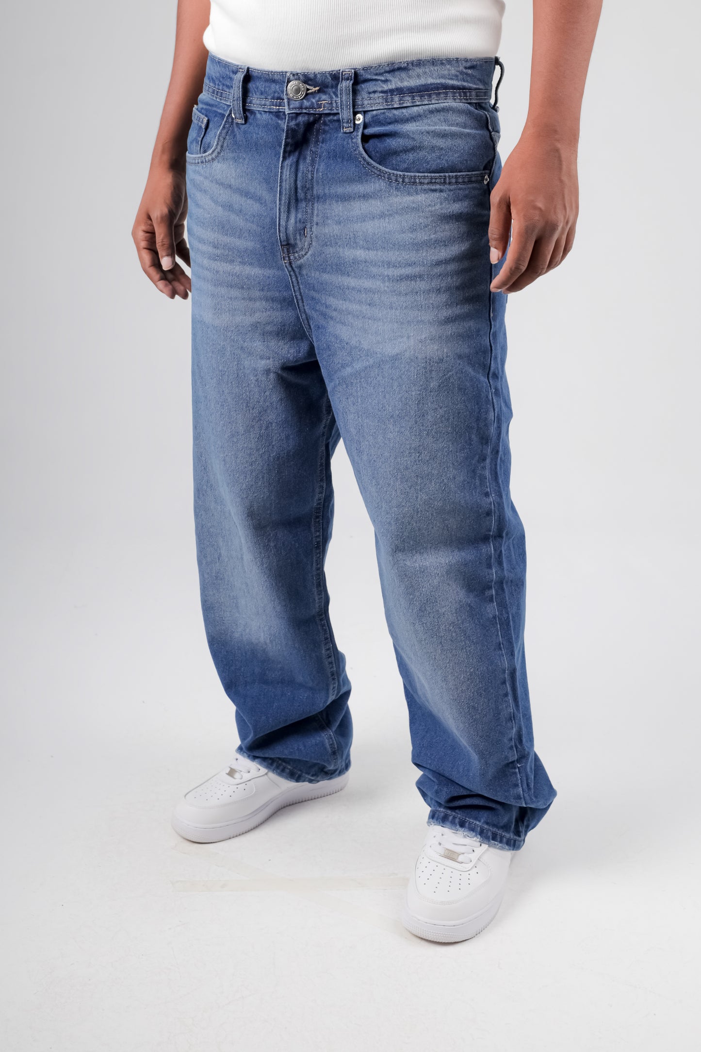 Baggy jeans in mid blue faded washed