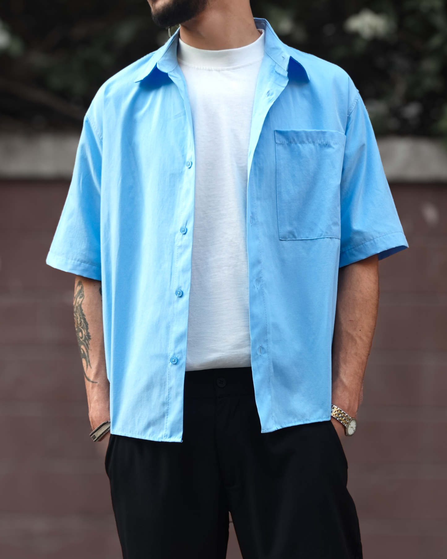 Short sleeve shirt with back stitching