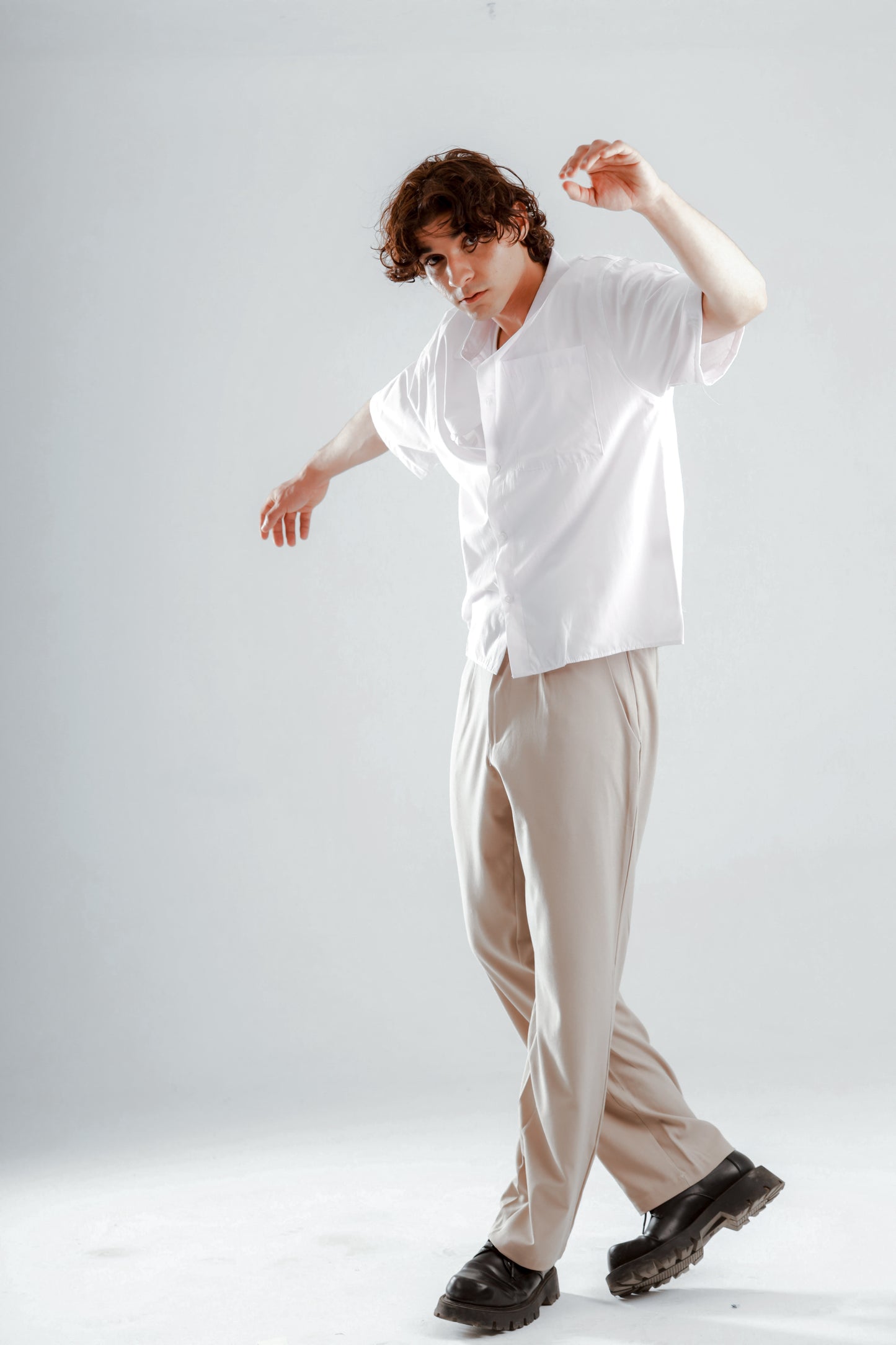 Short sleeve shirt with back stitching