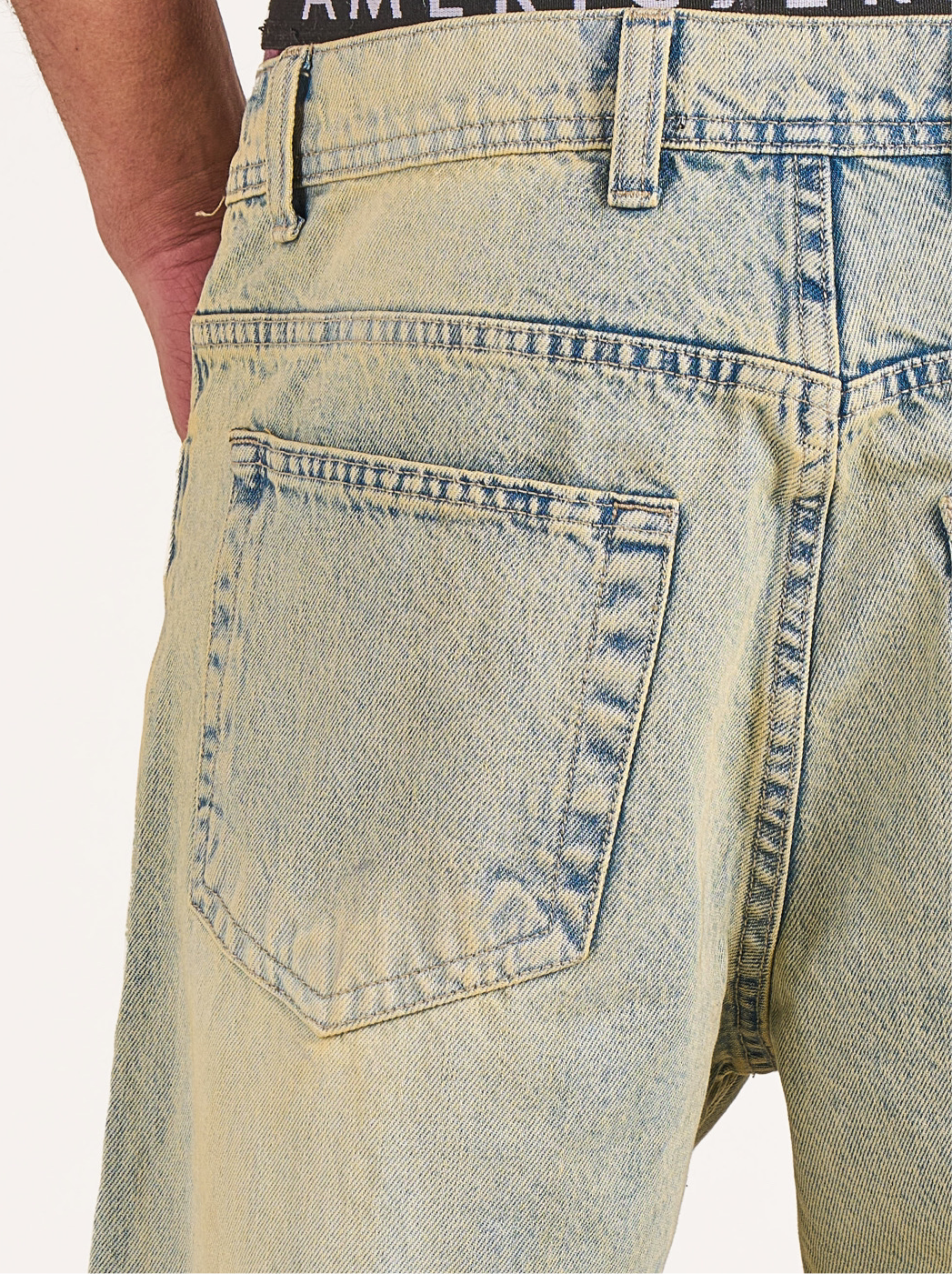 Baggy jeans in light blue with yellow stone wash