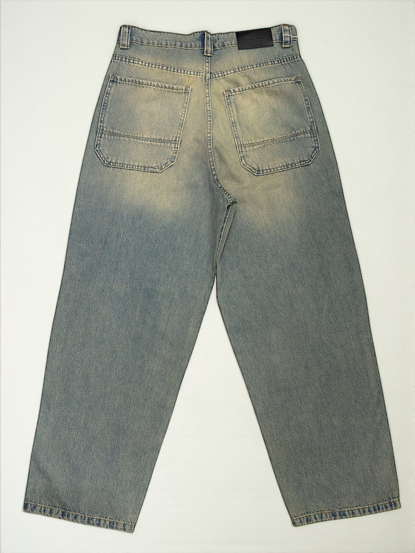 Ballon jeans in mid blue washed with yellow tint
