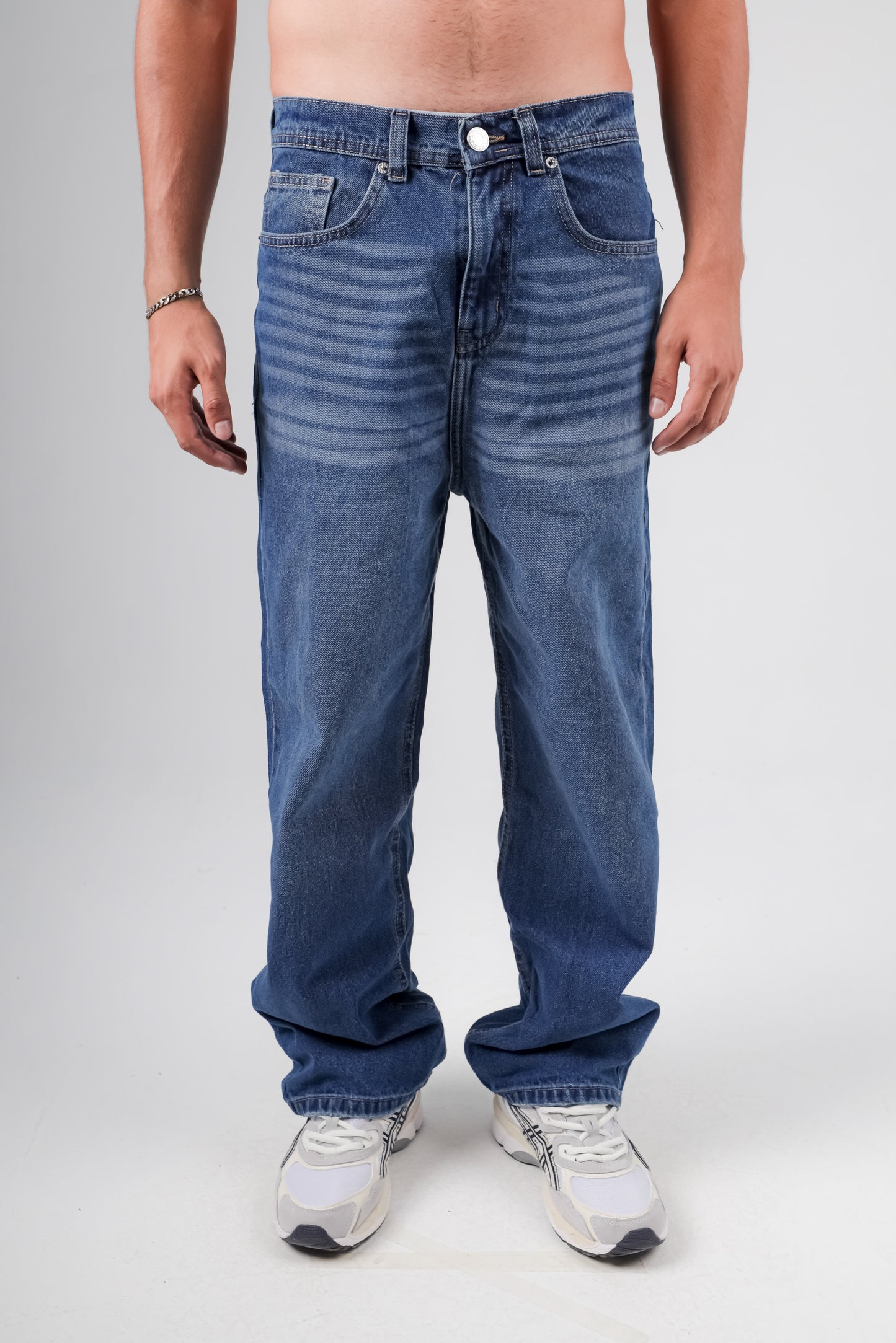 Baggy jeans in mid blue washed with white shades