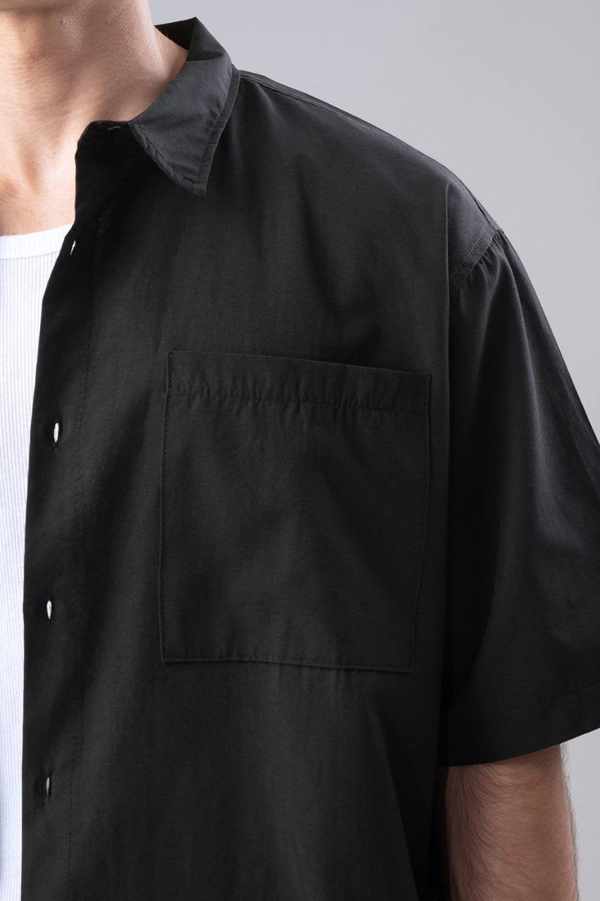 Short sleeve shirt with back stitching