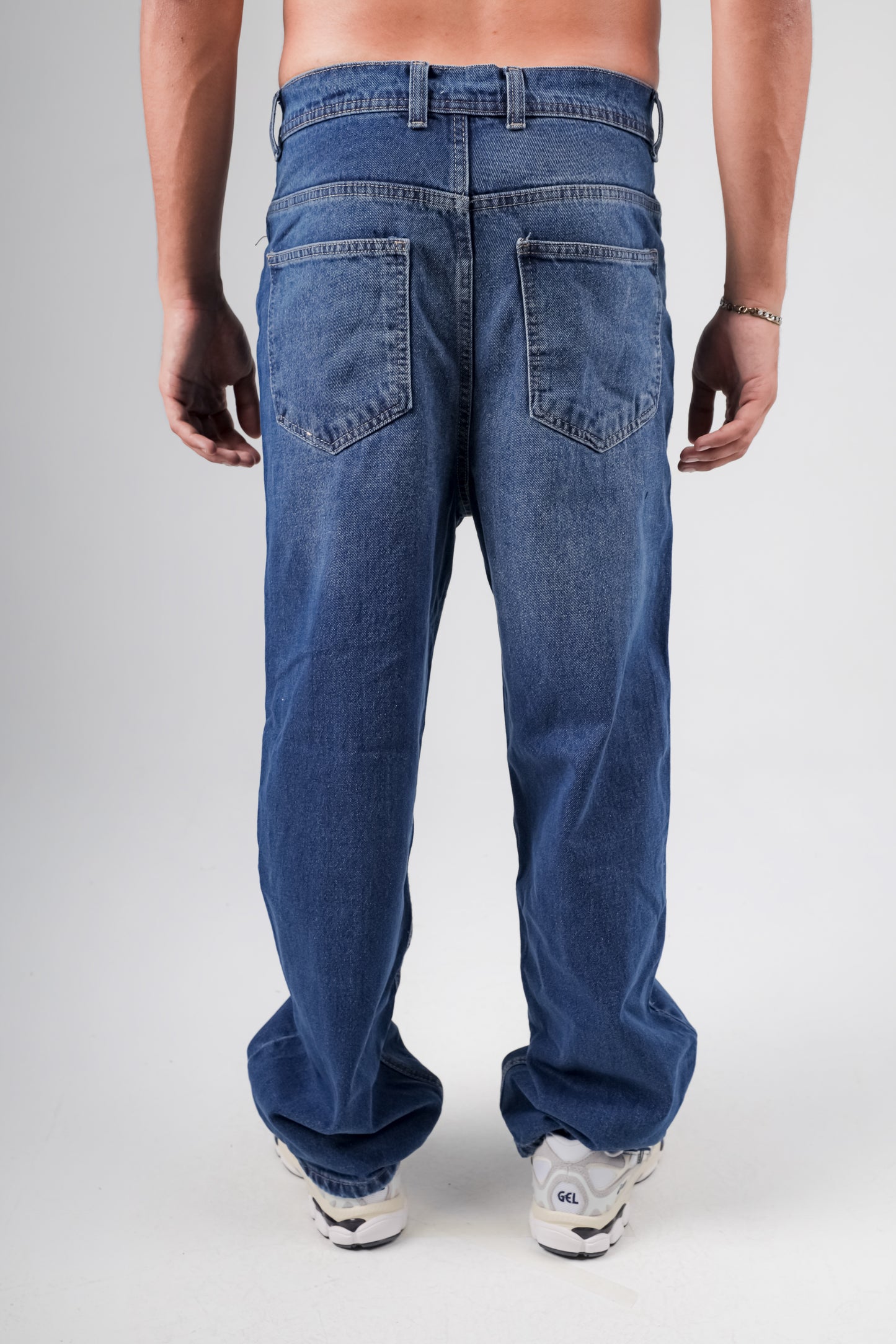 Baggy jeans in mid blue washed with white shades