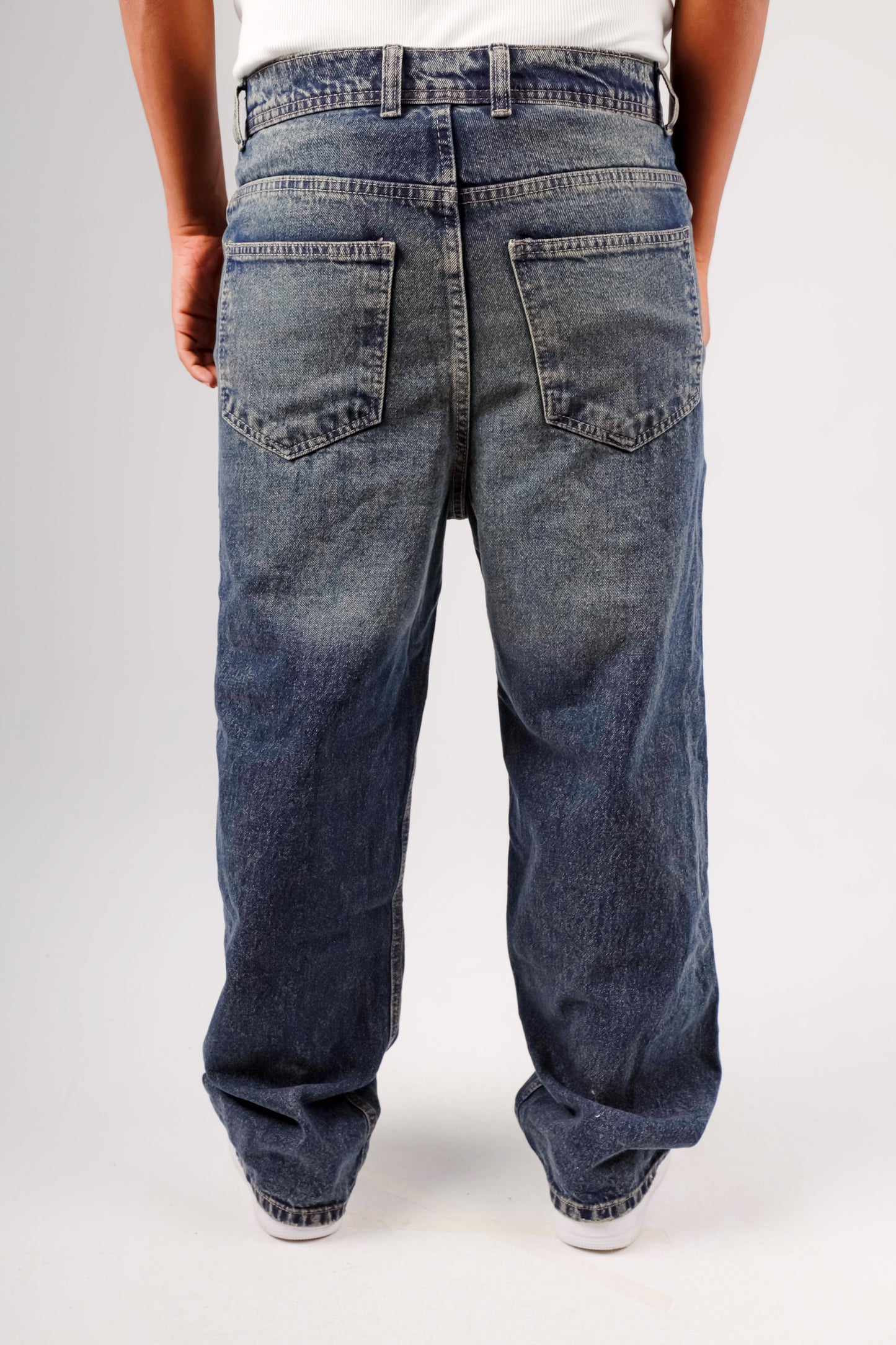 Baggy jeans in dark blue washed with yellow shades