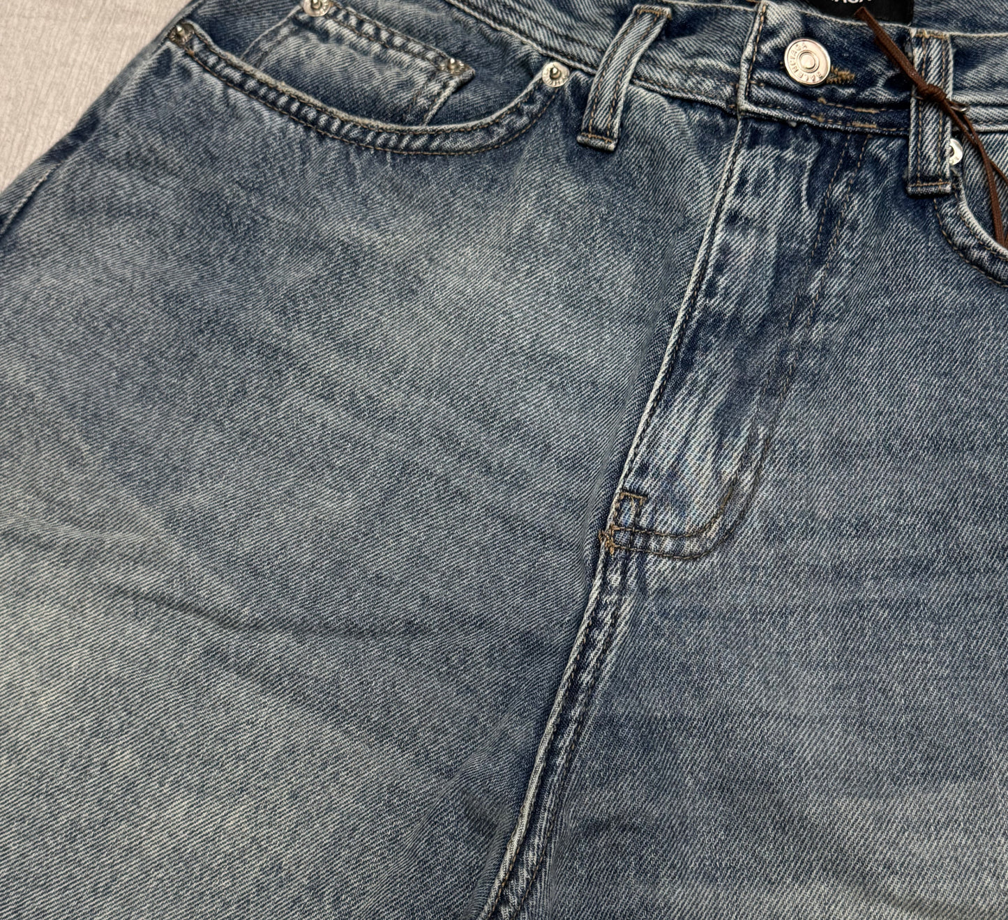 Baggy denim short in mid blue washed
