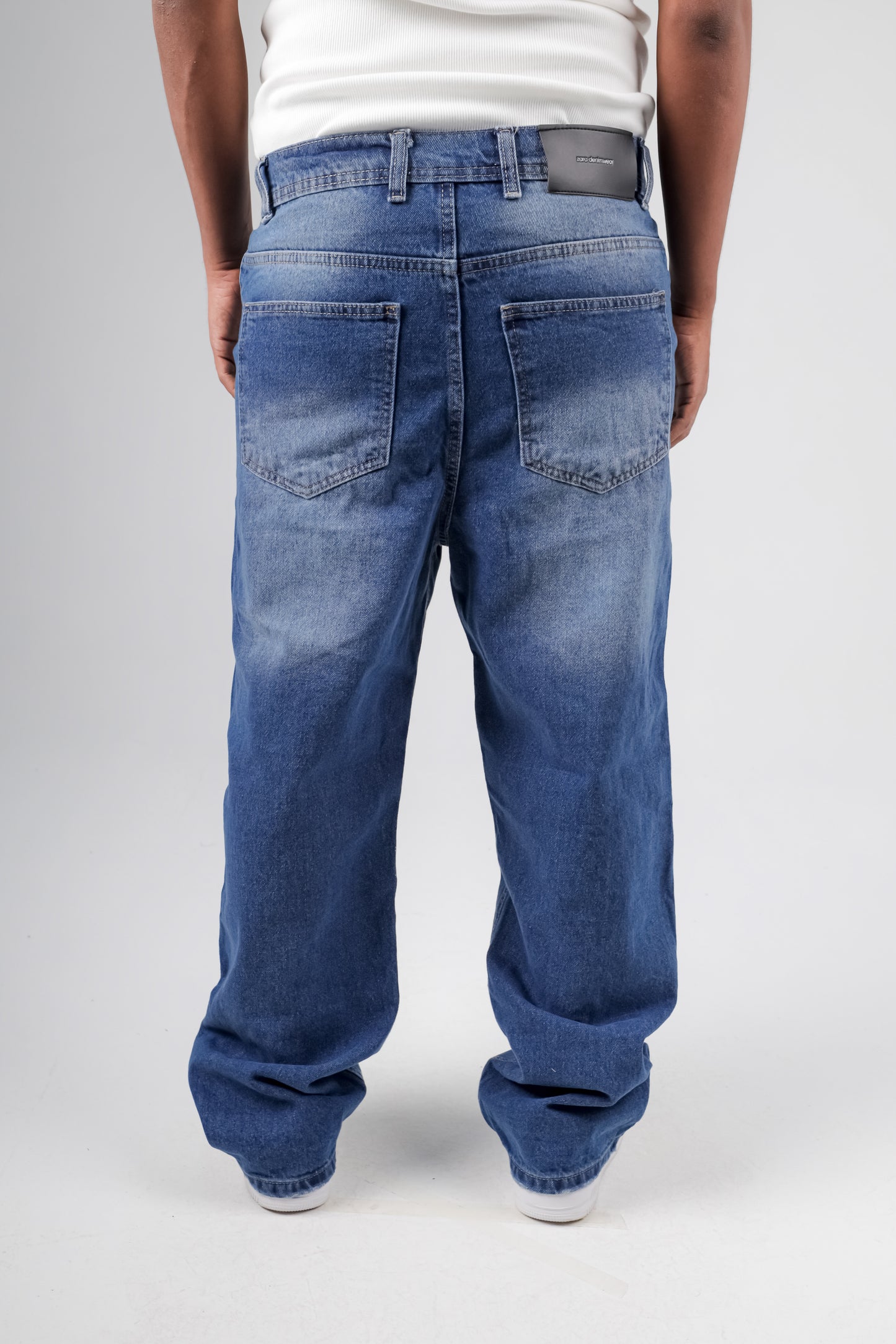 Baggy jeans in mid blue faded washed