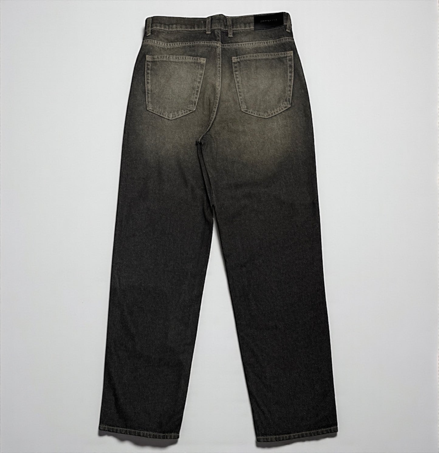 Baggy jeans in black wash with yellow shades