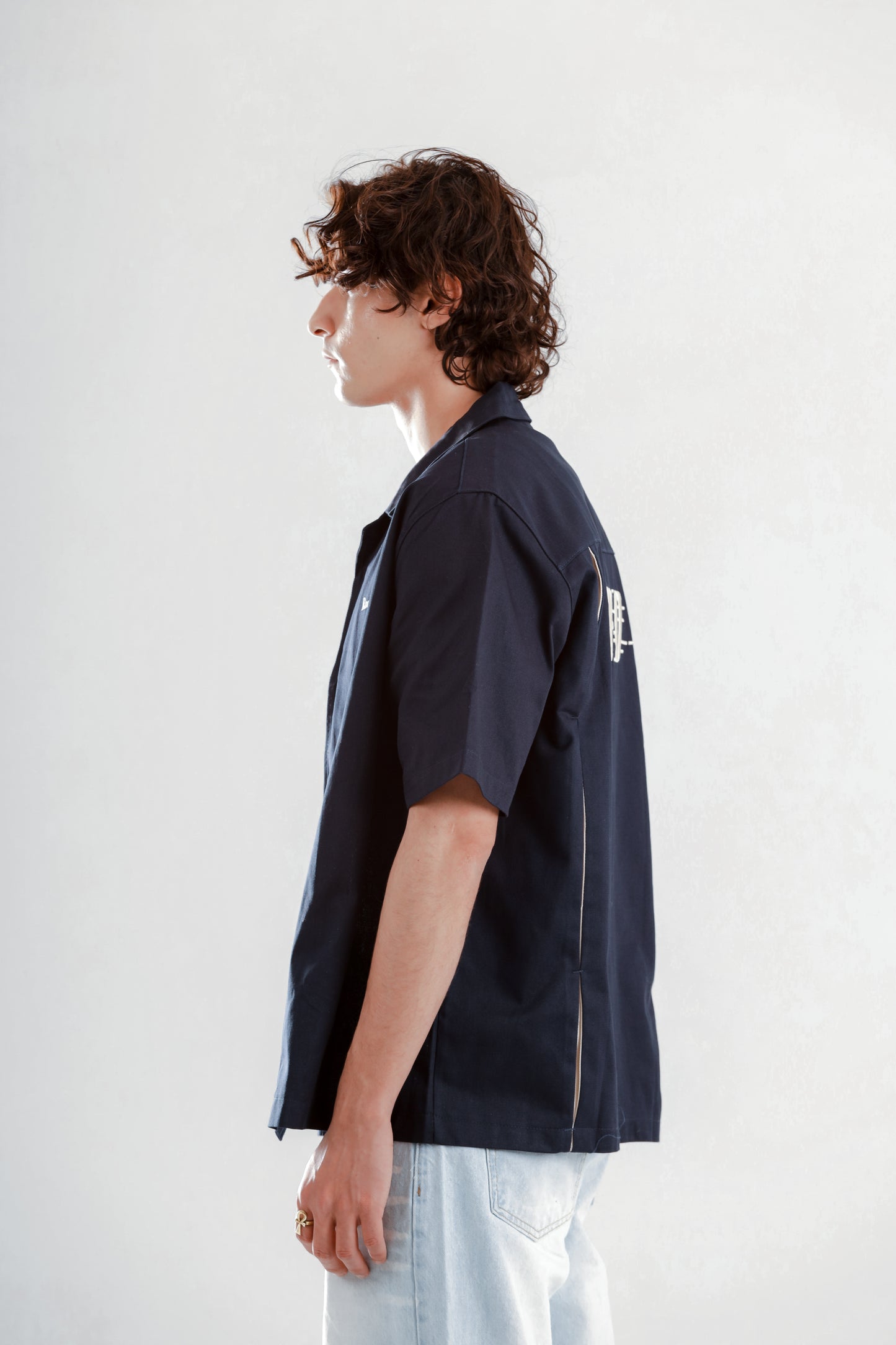 Boxy fit short sleeve shirt with back stitching speed