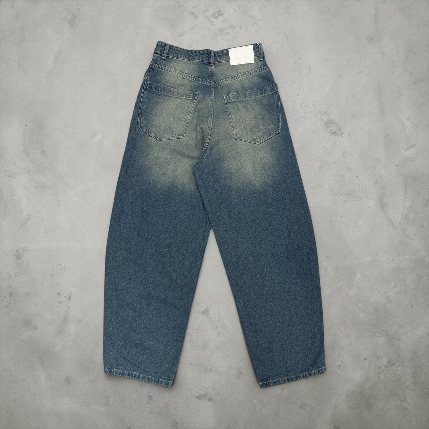 Balloon jeans in mid blue washed with yellow shades
