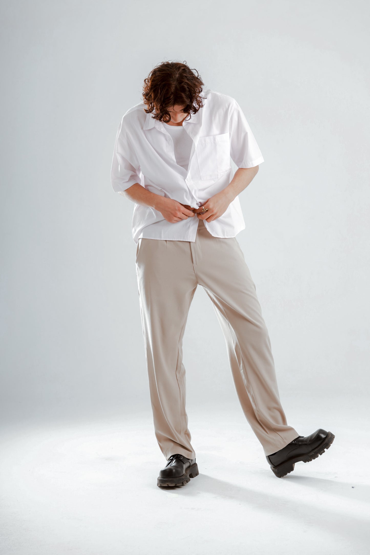 Short sleeve shirt with back stitching