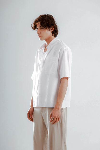 Short sleeve shirt with back stitching
