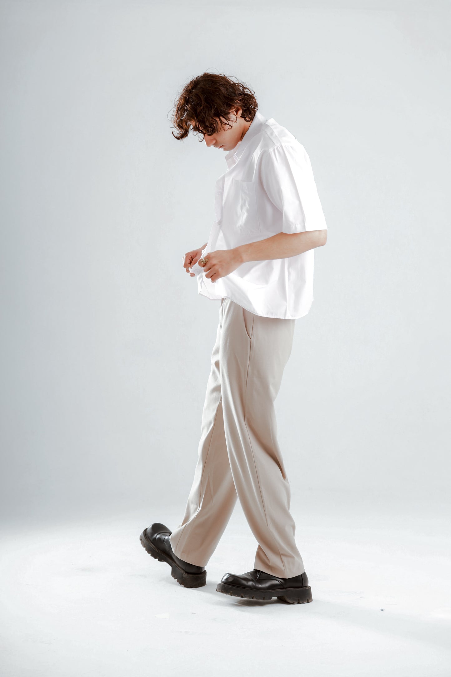 Short sleeve shirt with back stitching