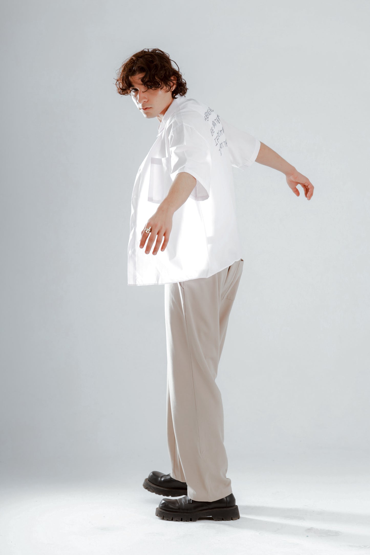 Short sleeve shirt with back stitching