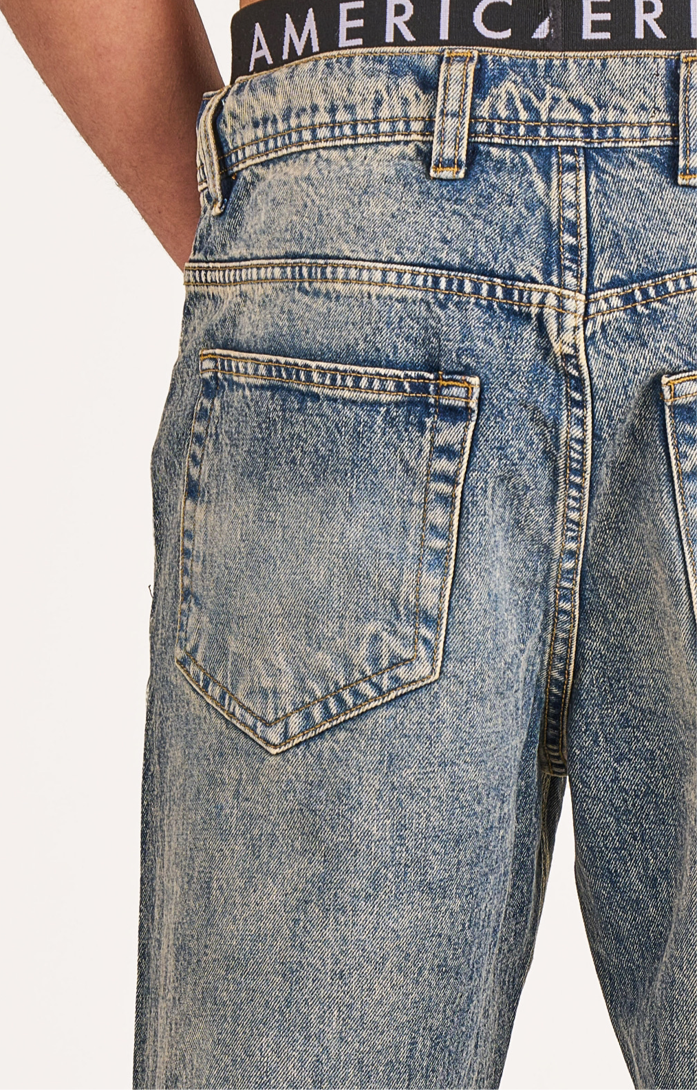 Baggy jeans in dark blue washed with yellow tint