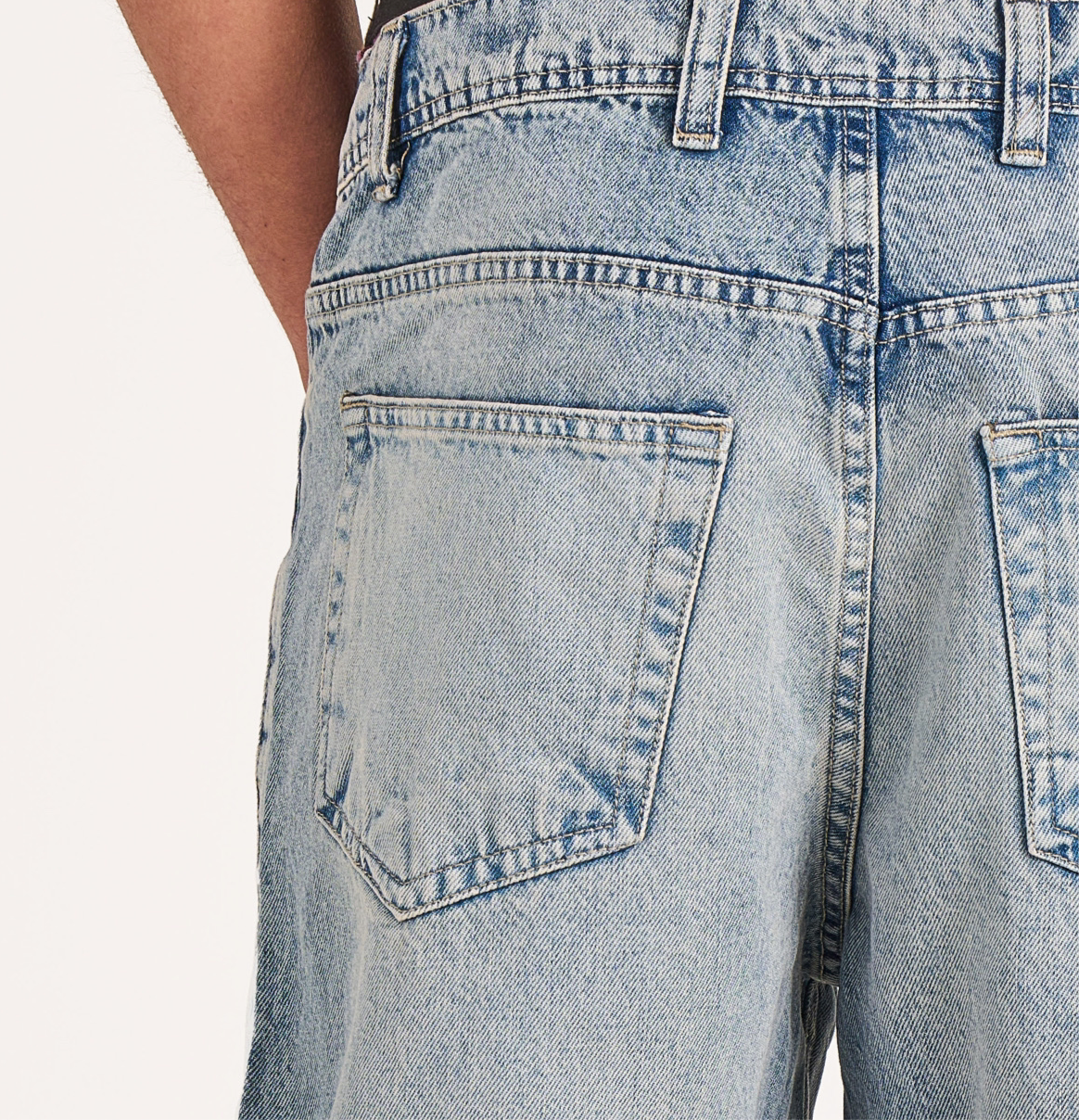 Baggy jeans in mid blue washed with white shades