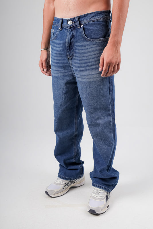 Baggy jeans in mid blue washed with white shades