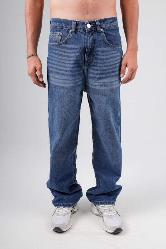 Baggy jeans in mid blue washed with white shades