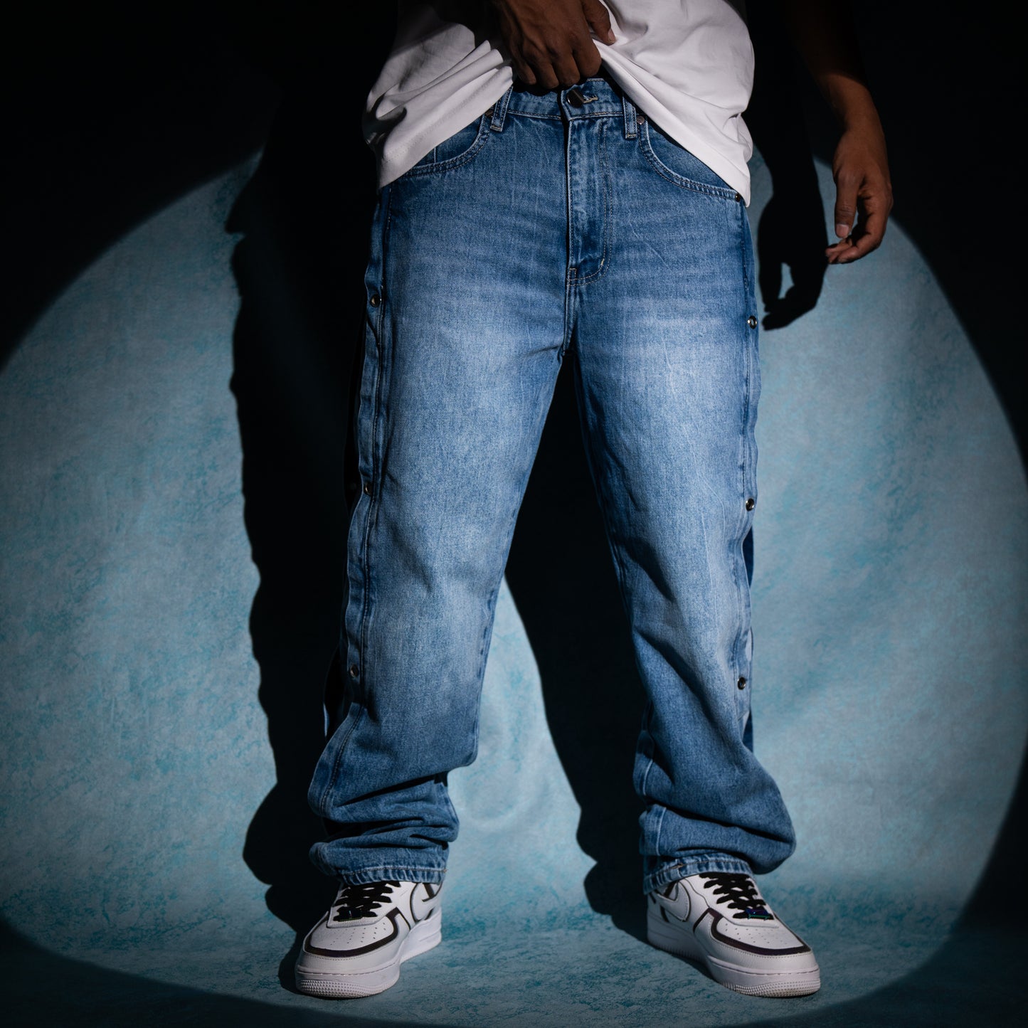 Baggy fit in light wash jeans with side squares printed