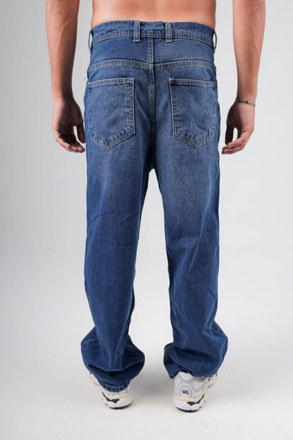 Baggy jeans in mid blue washed with white shades