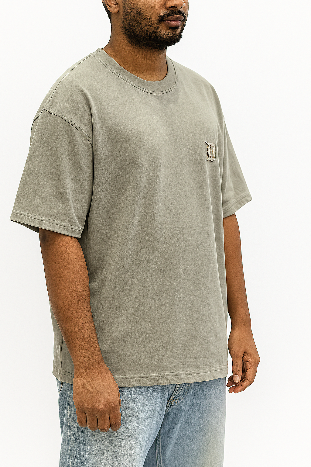 Boxy fit basic crew neck tshirt with D letter stitching