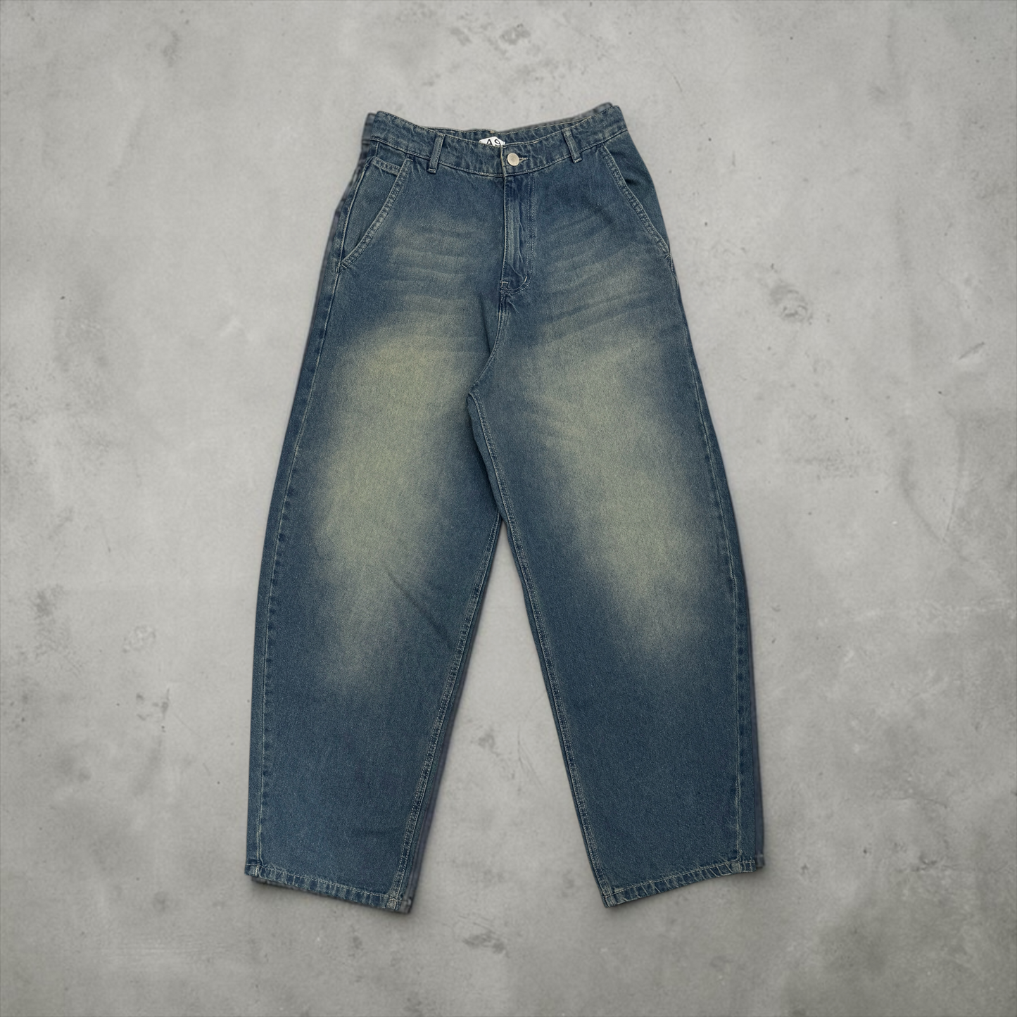 Balloon jeans in mid blue washed with yellow shades