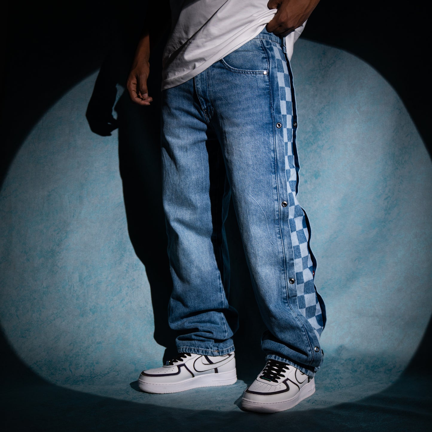 Baggy fit in light wash jeans with side squares printed