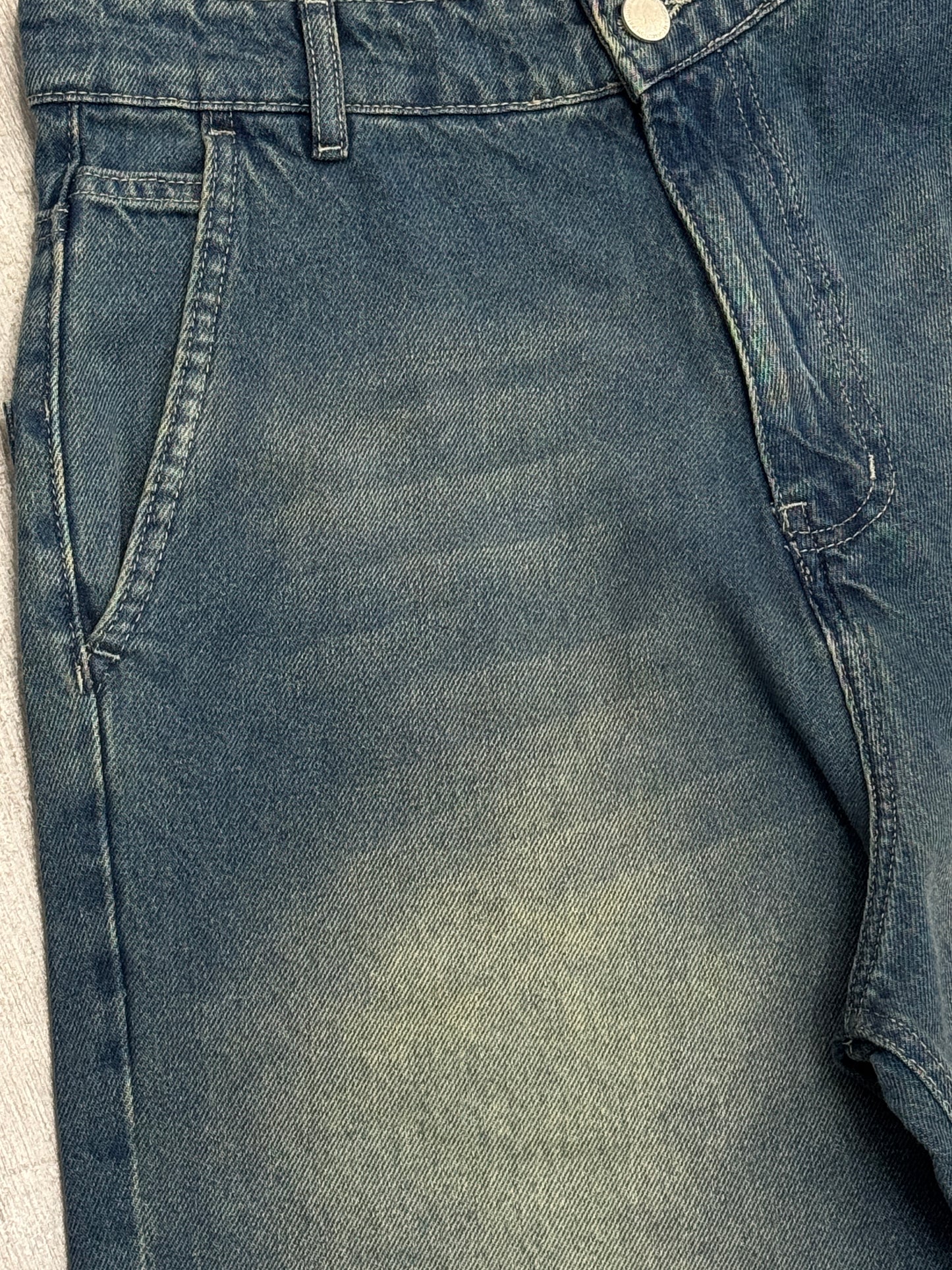 Balloon jeans in mid blue washed with yellow shades