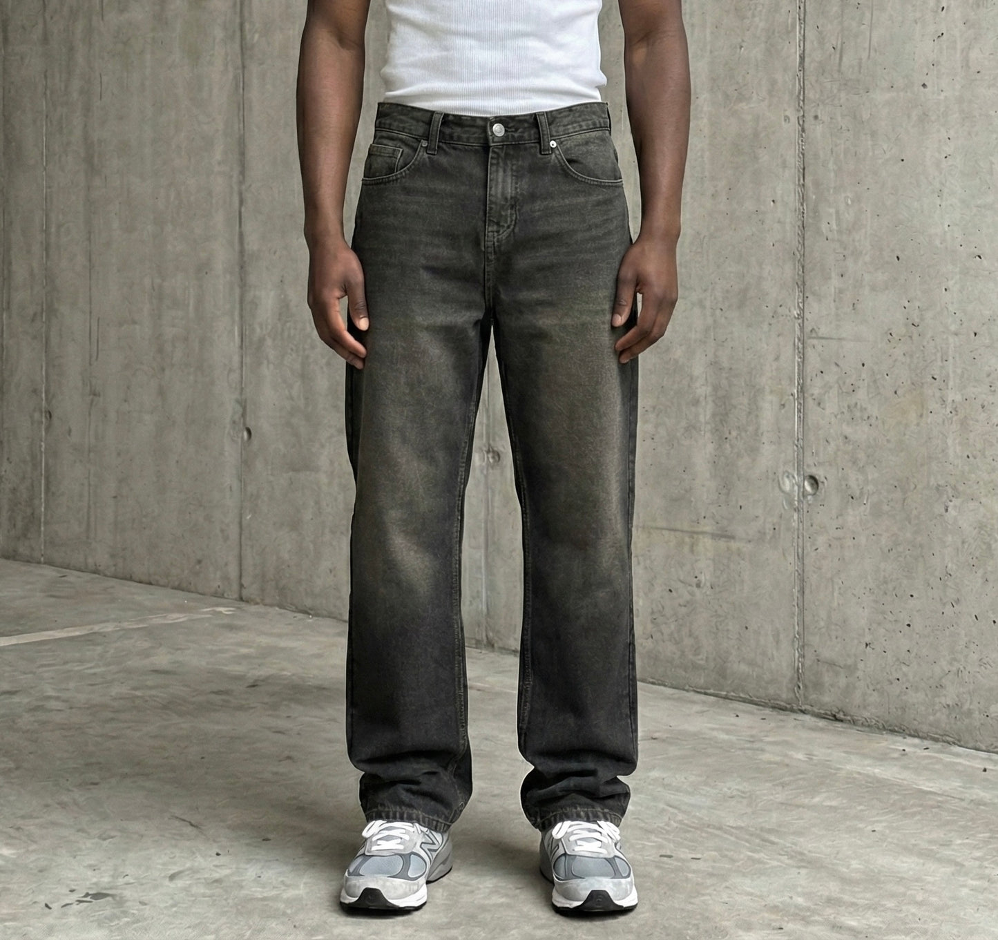 Baggy jeans in black wash with yellow shades