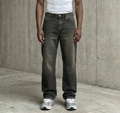 Baggy jeans in black wash with yellow shades