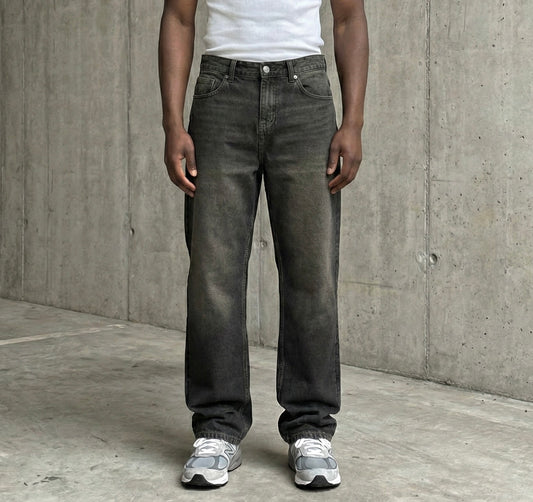 Baggy jeans in black wash with yellow shades