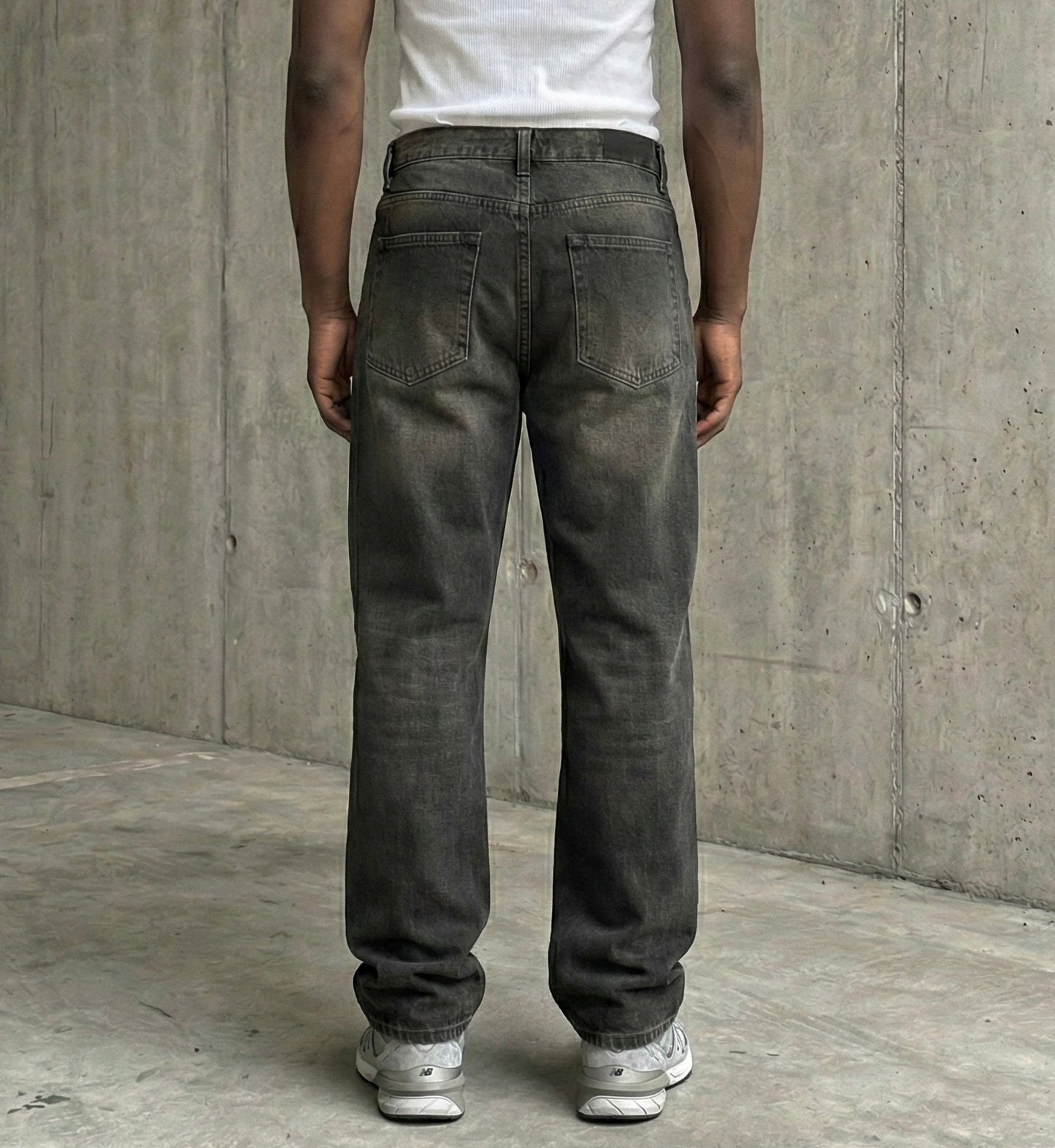 Baggy jeans in black wash with yellow shades