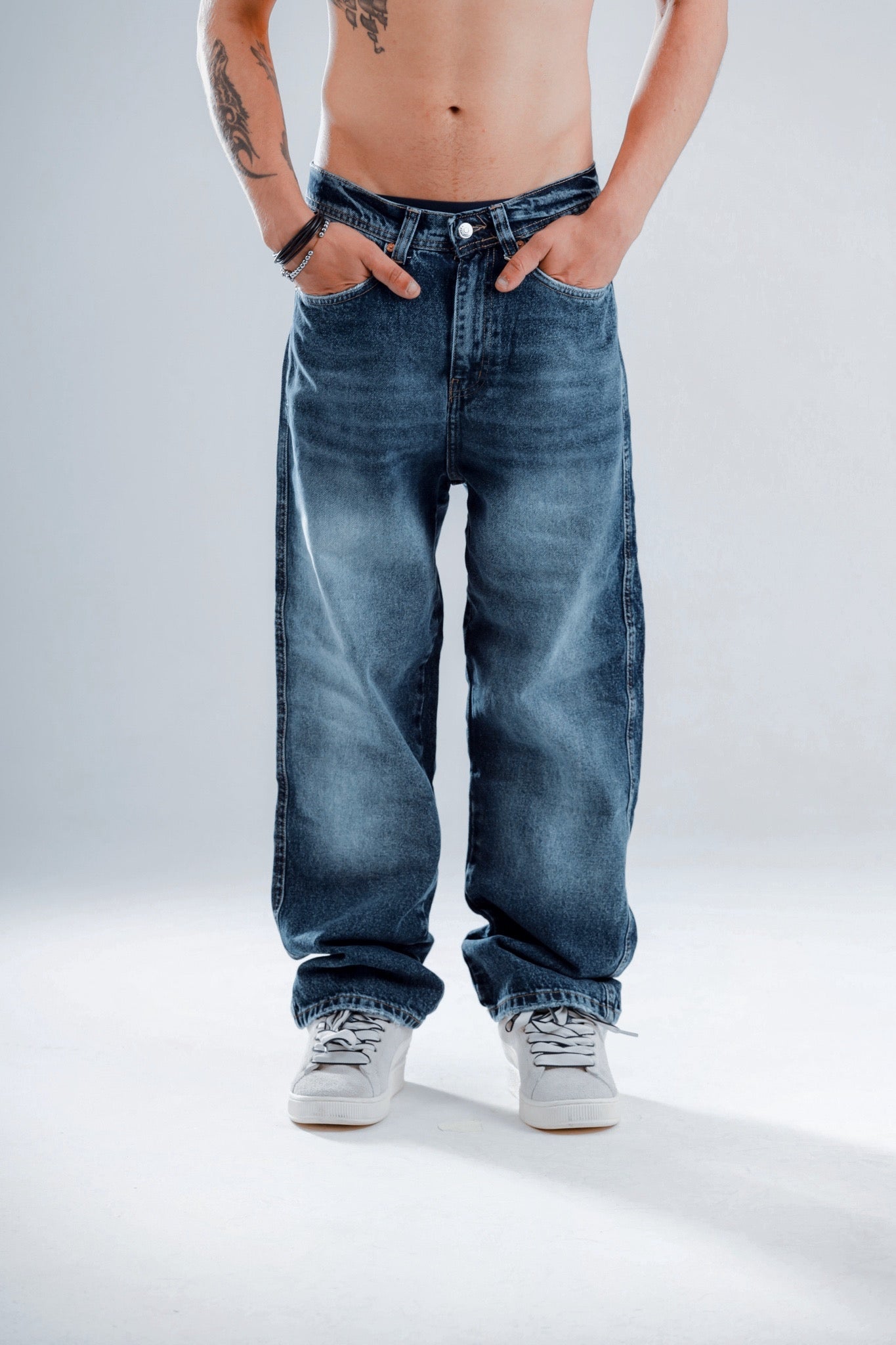 Baggy jeans in dark blue washed with white shades