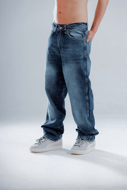 Baggy jeans in dark blue washed with white shades