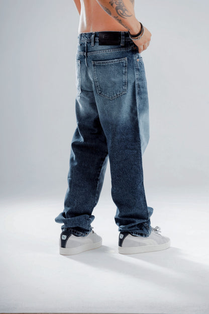 Baggy jeans in dark blue washed with white shades
