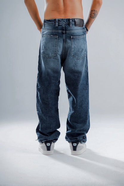 Baggy jeans in dark blue washed with white shades