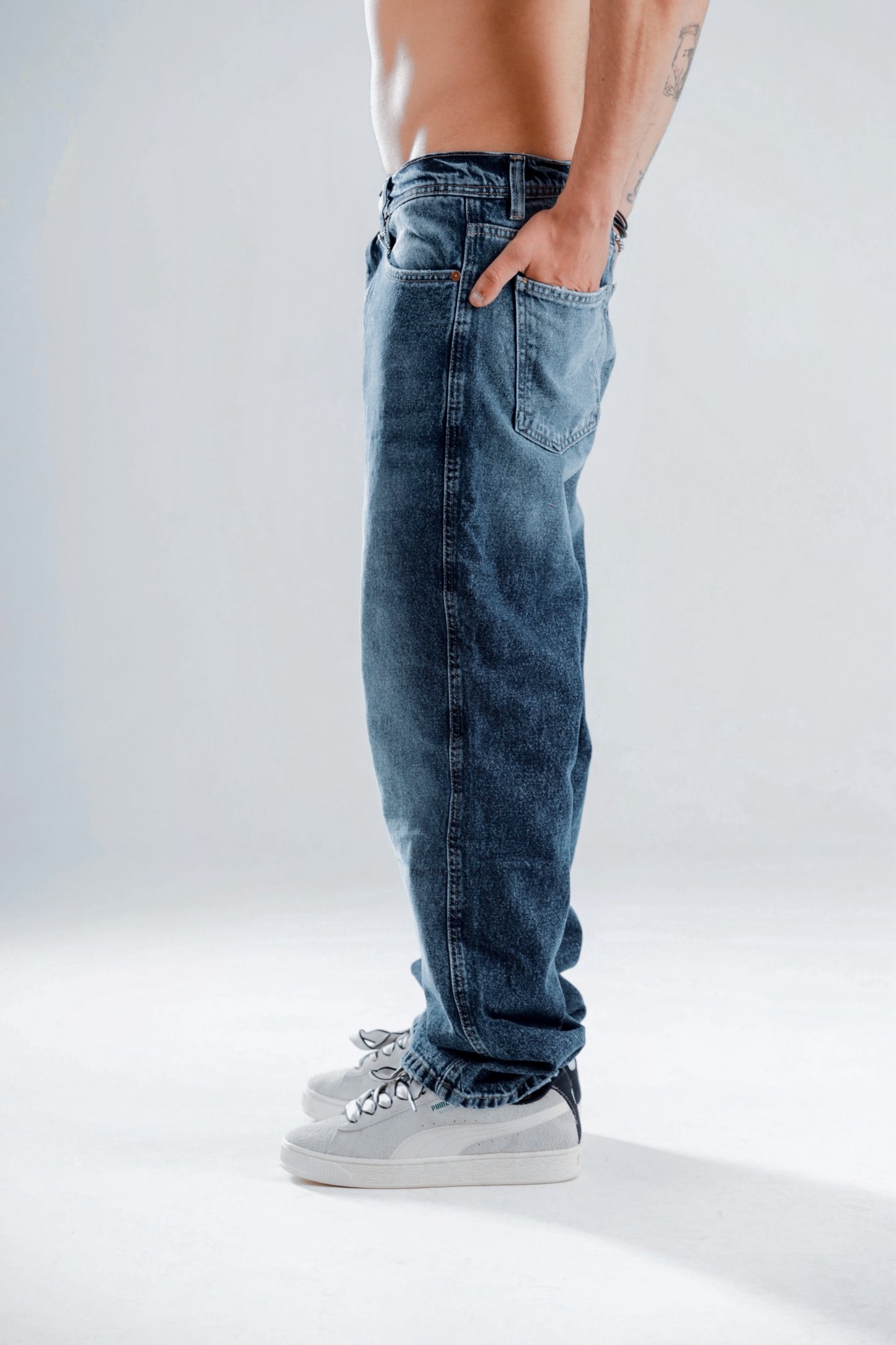 Baggy jeans in dark blue washed with white shades