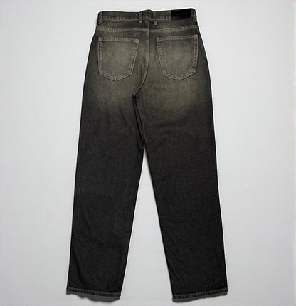 Baggy jeans in black wash with yellow shades