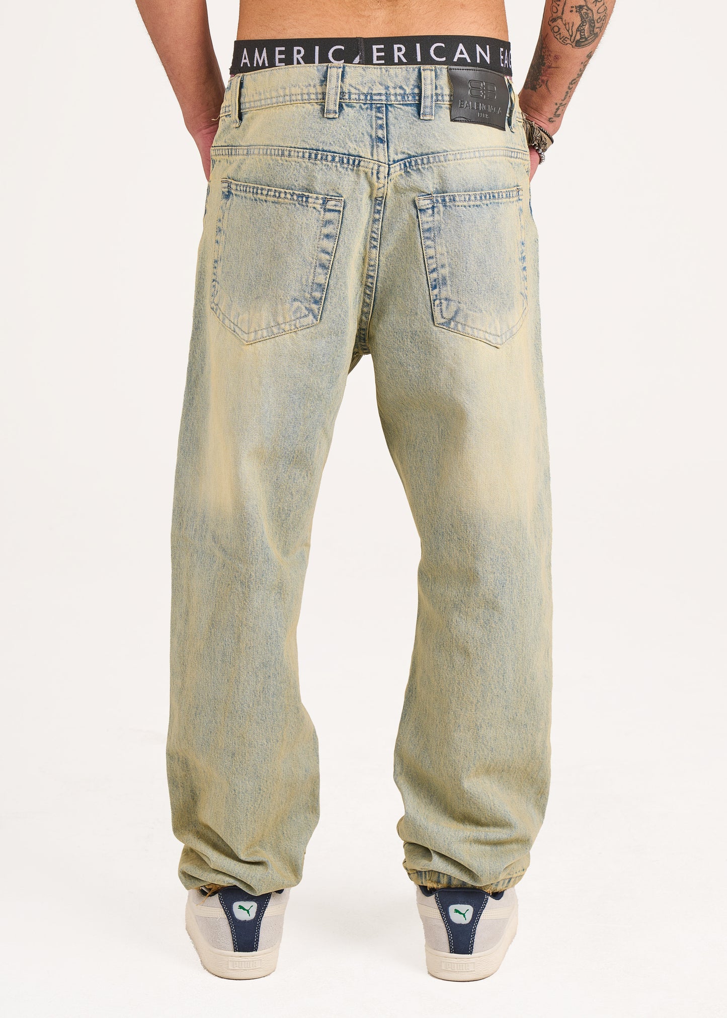 Baggy jeans in light blue with yellow stone wash