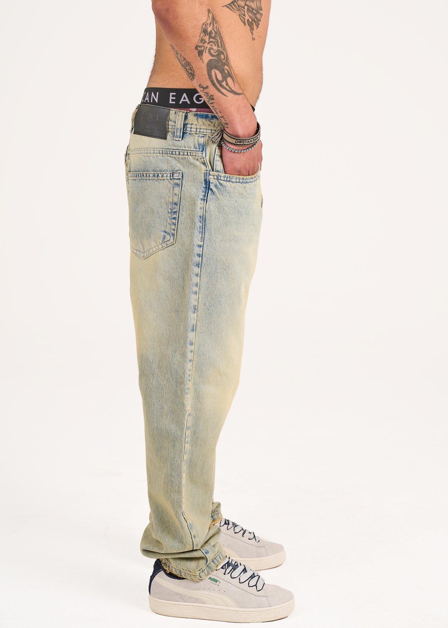 Baggy jeans in light blue with yellow stone wash
