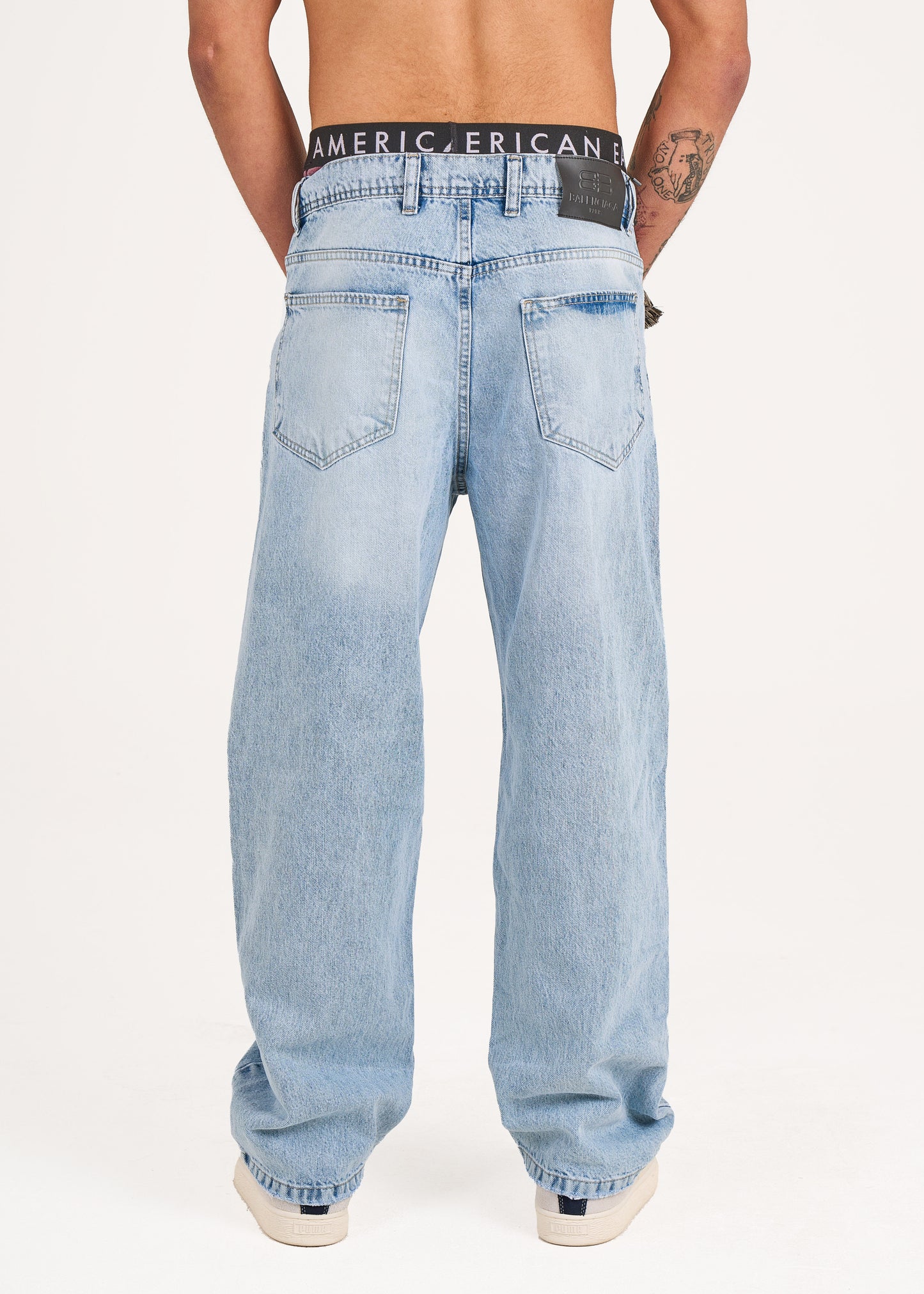 Baggy jeans in light blue stone wash