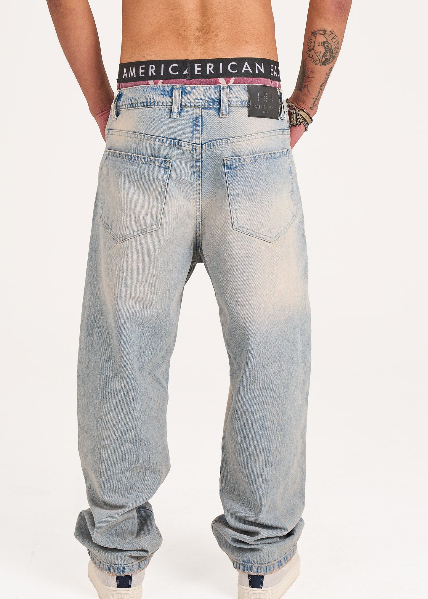 Baggy jeans in light blue acid washed