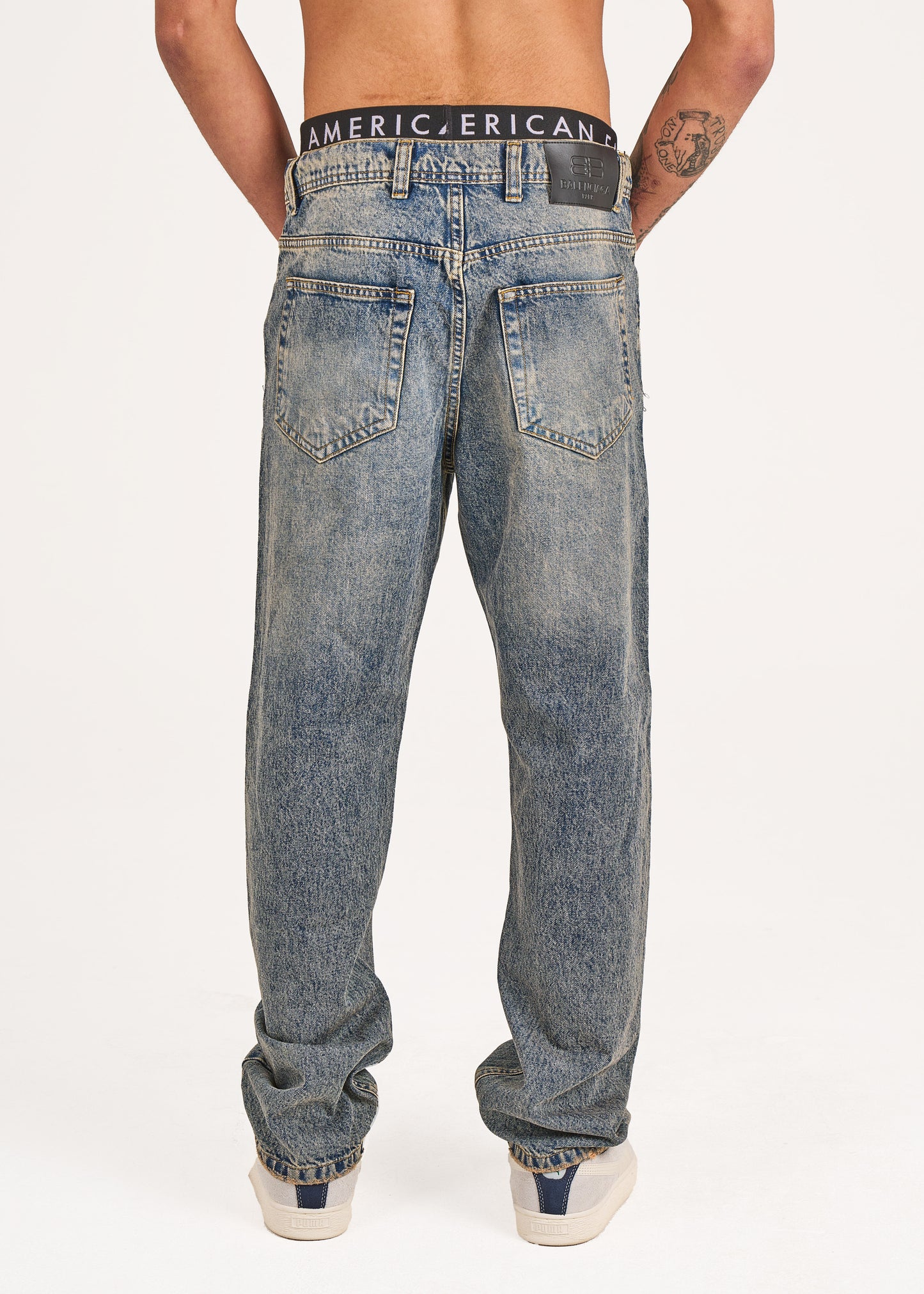 Baggy jeans in dark blue washed with yellow tint