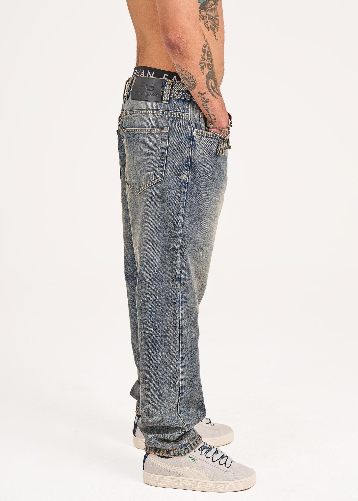 Baggy jeans in dark blue washed with yellow tint