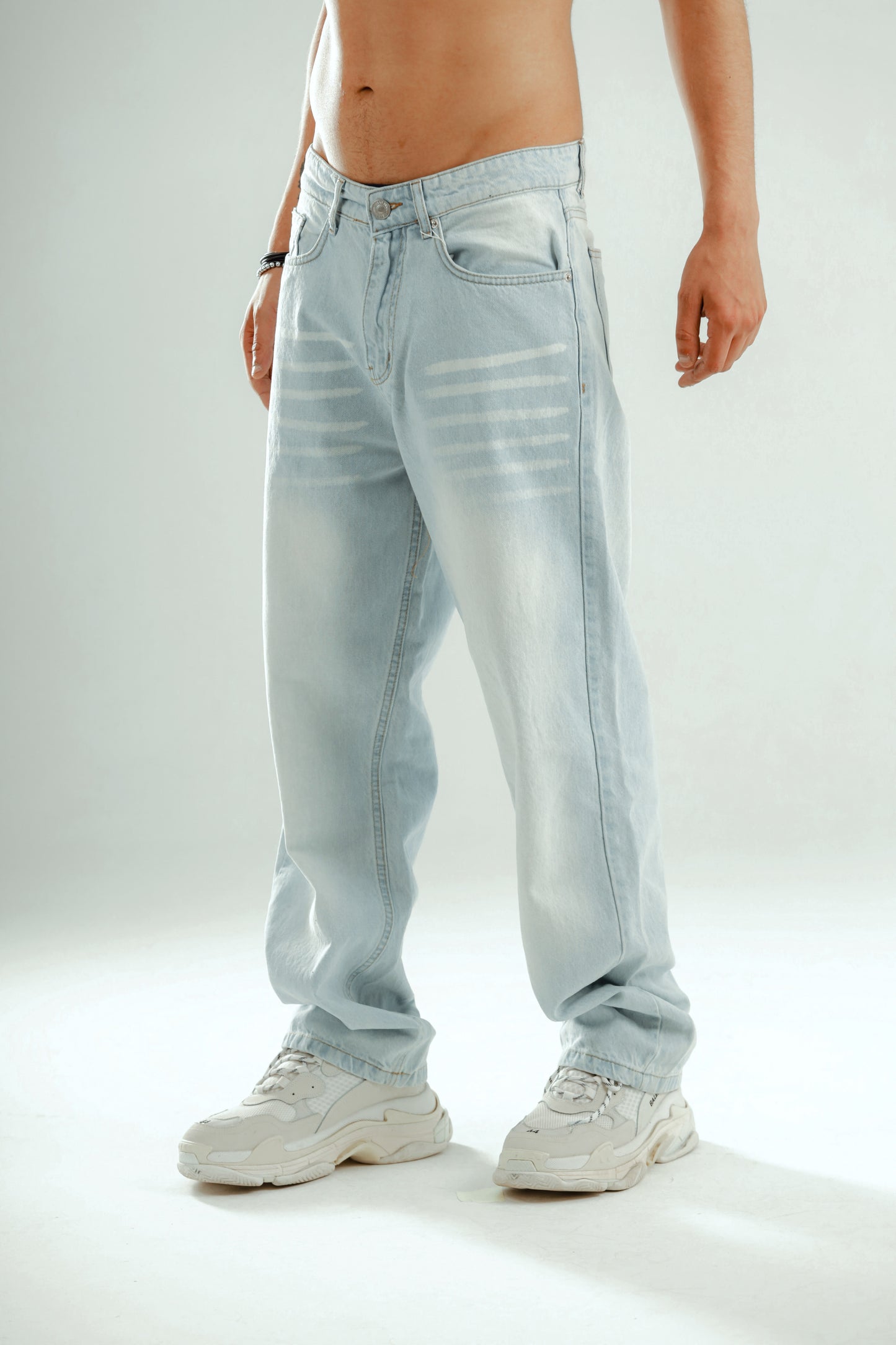 Super baggy jeans in light blue washed with white tint