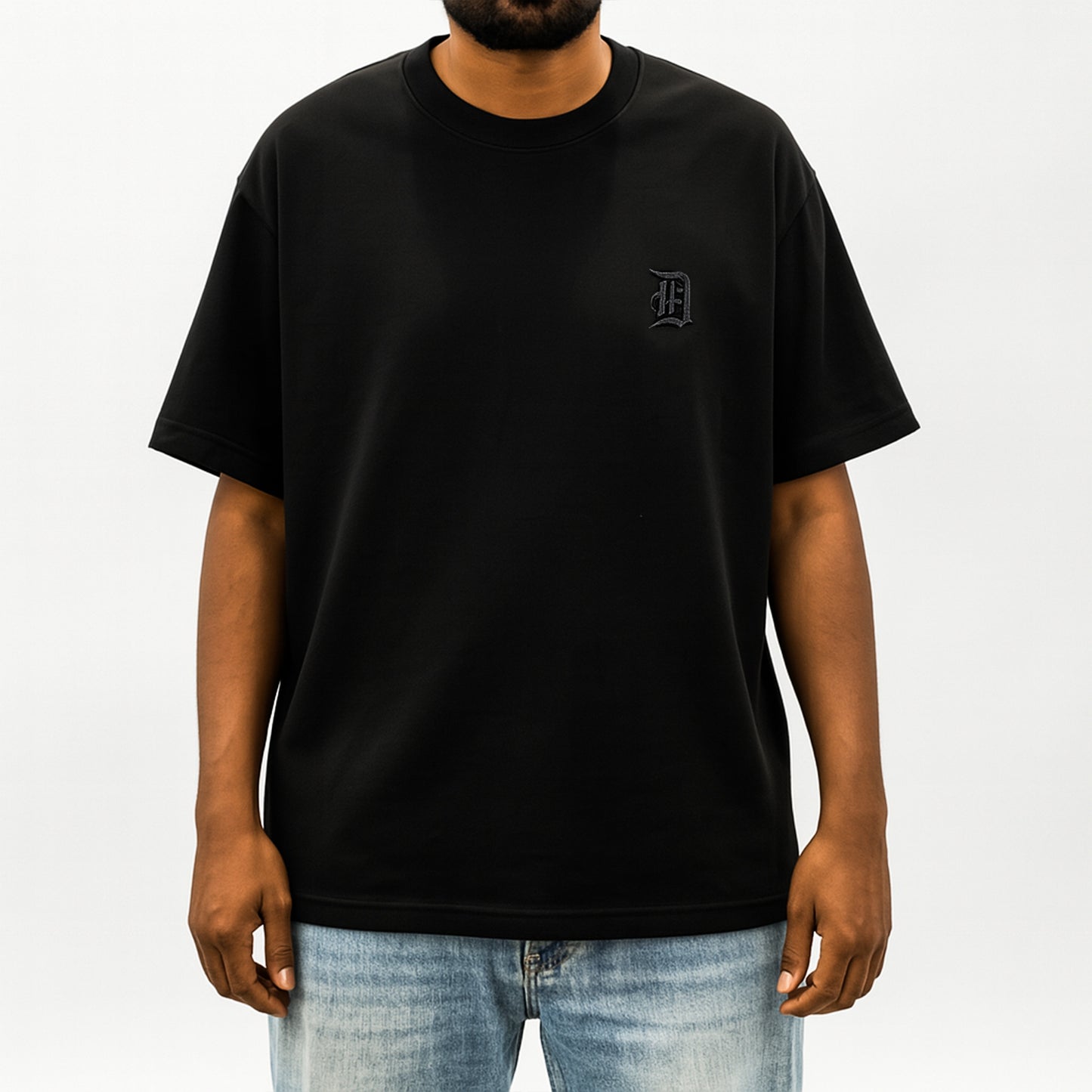 Boxy fit basic crew neck tshirt with D letter stitching